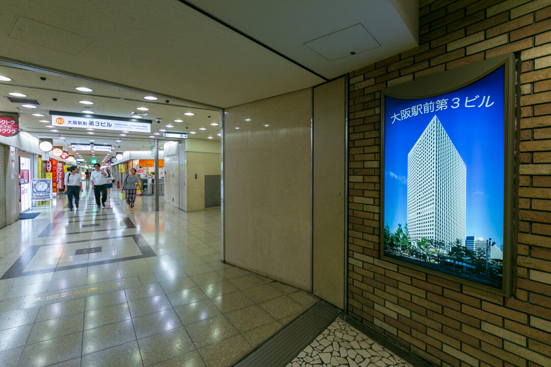 大阪駅前第3ビルの入口の写真