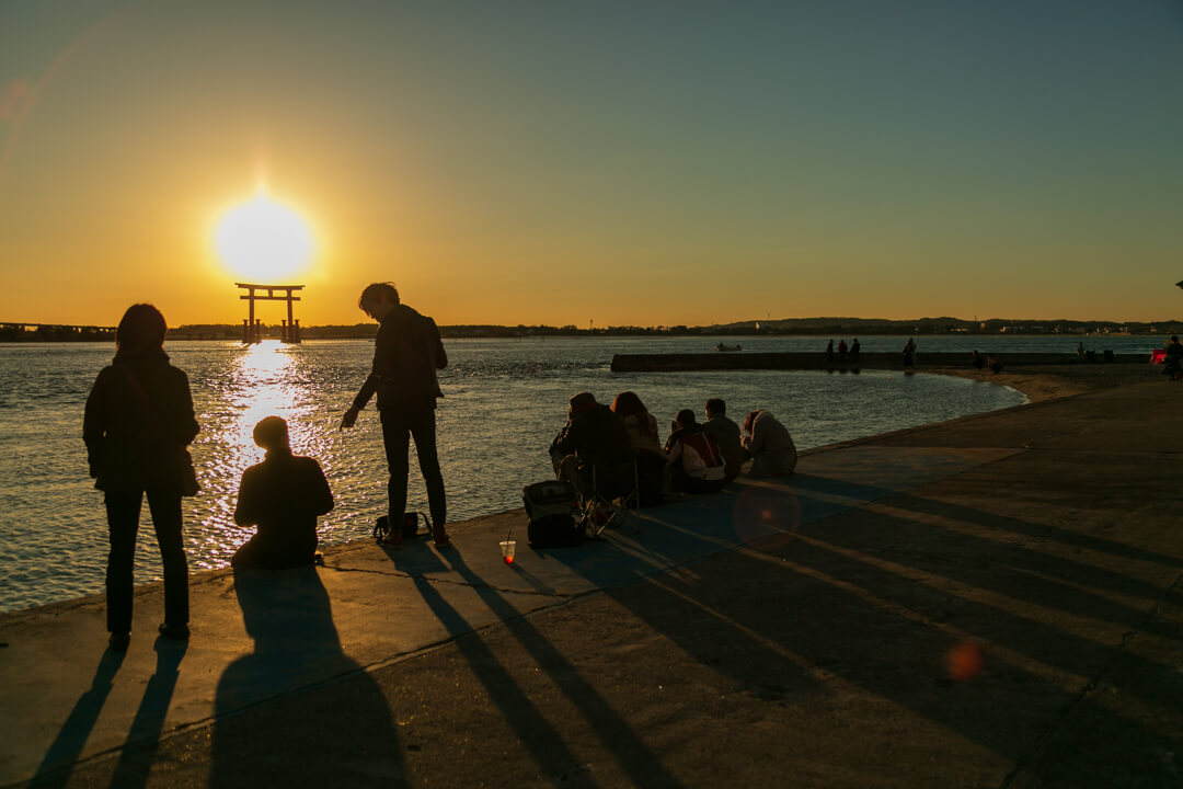 弁天島海浜公園の夕日を撮るために集まったカメラマンの写真
