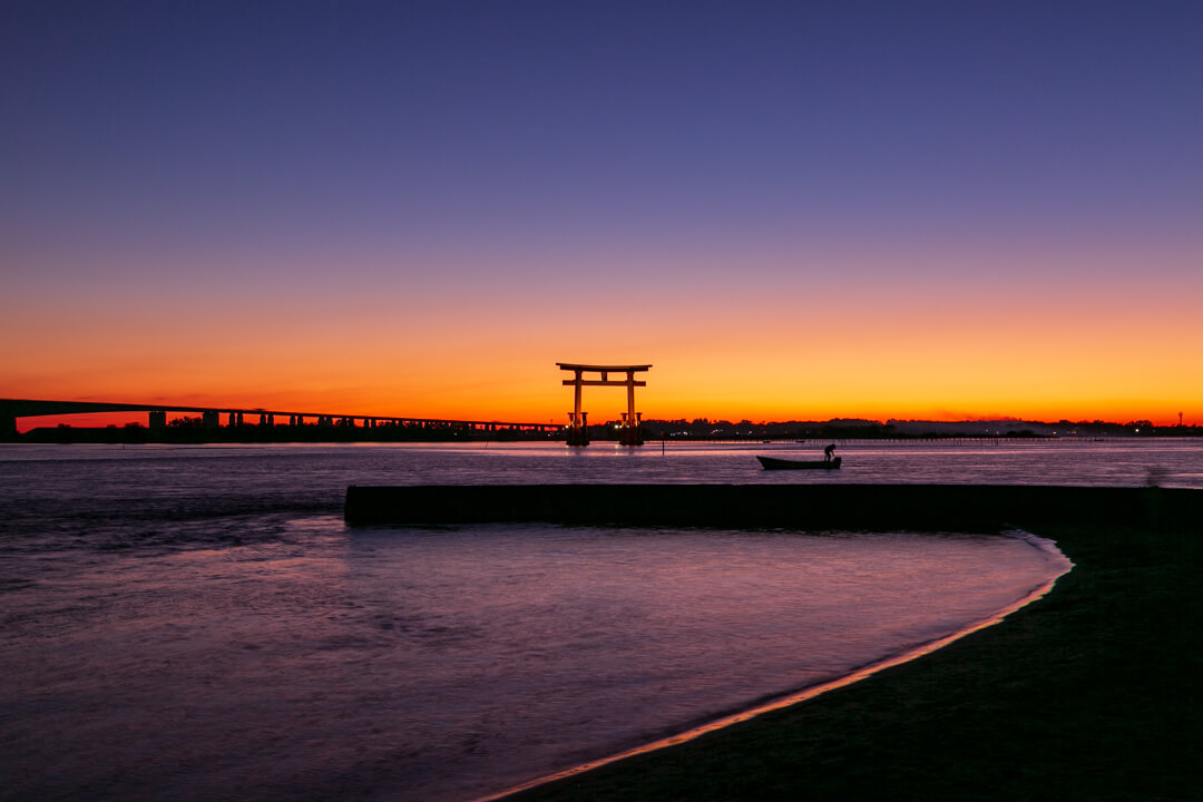 弁天島海浜公園から撮影した夕暮れ時の鳥居の写真