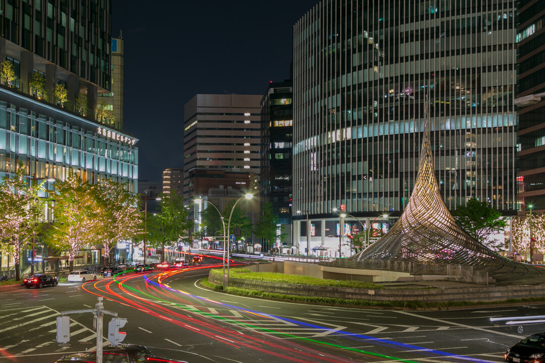 ライトアップされた名古屋駅前のロータリーモニュメント「飛翔」の写真