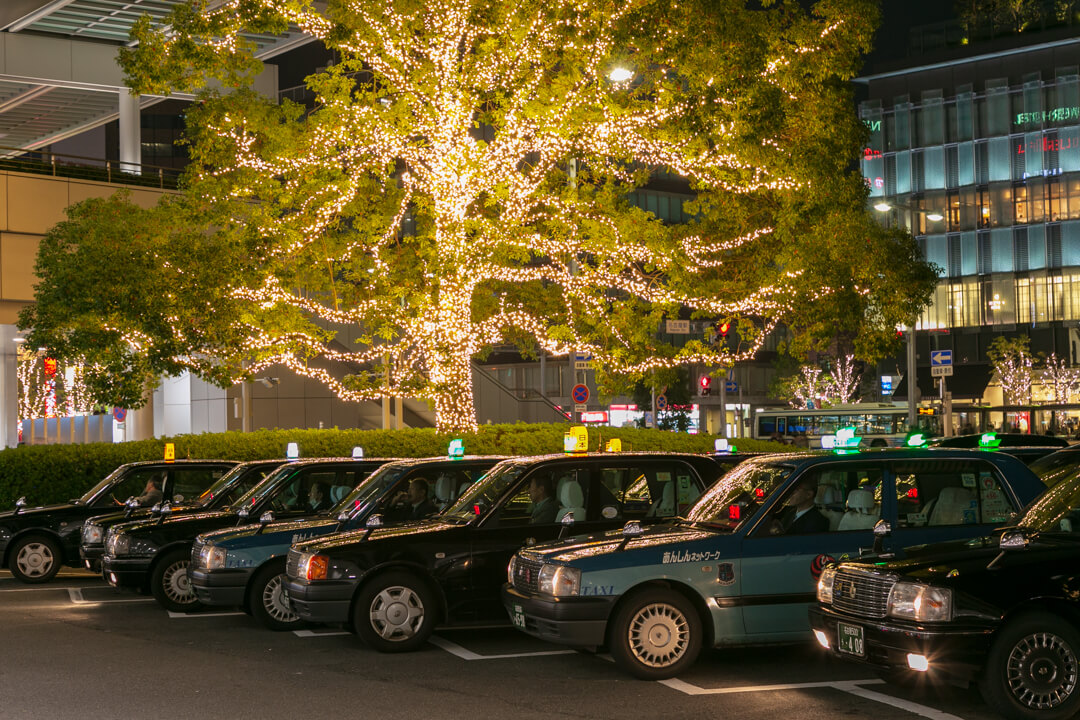 名古屋駅前のタクシーとイルミネーションの写真