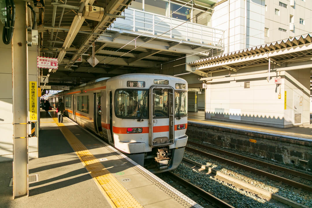 豊橋駅から弁天島駅へ向かう普通電車の写真