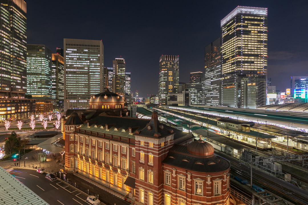 KITTE6階テラスから撮影した東京駅丸の内駅舎の写真