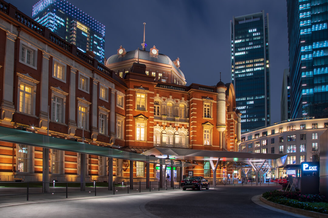 東京駅丸の内中央広場から撮影した東京駅丸の内駅舎の写真