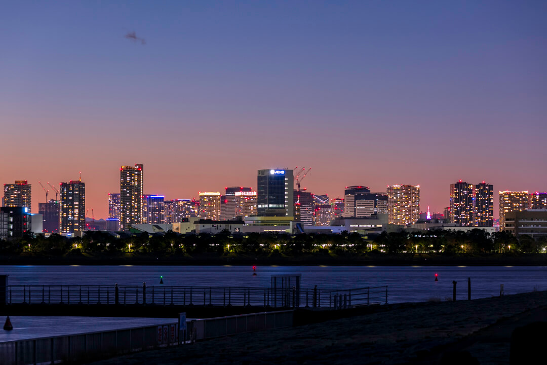 東京湾の向こう側にある高層ビル群の夜景
