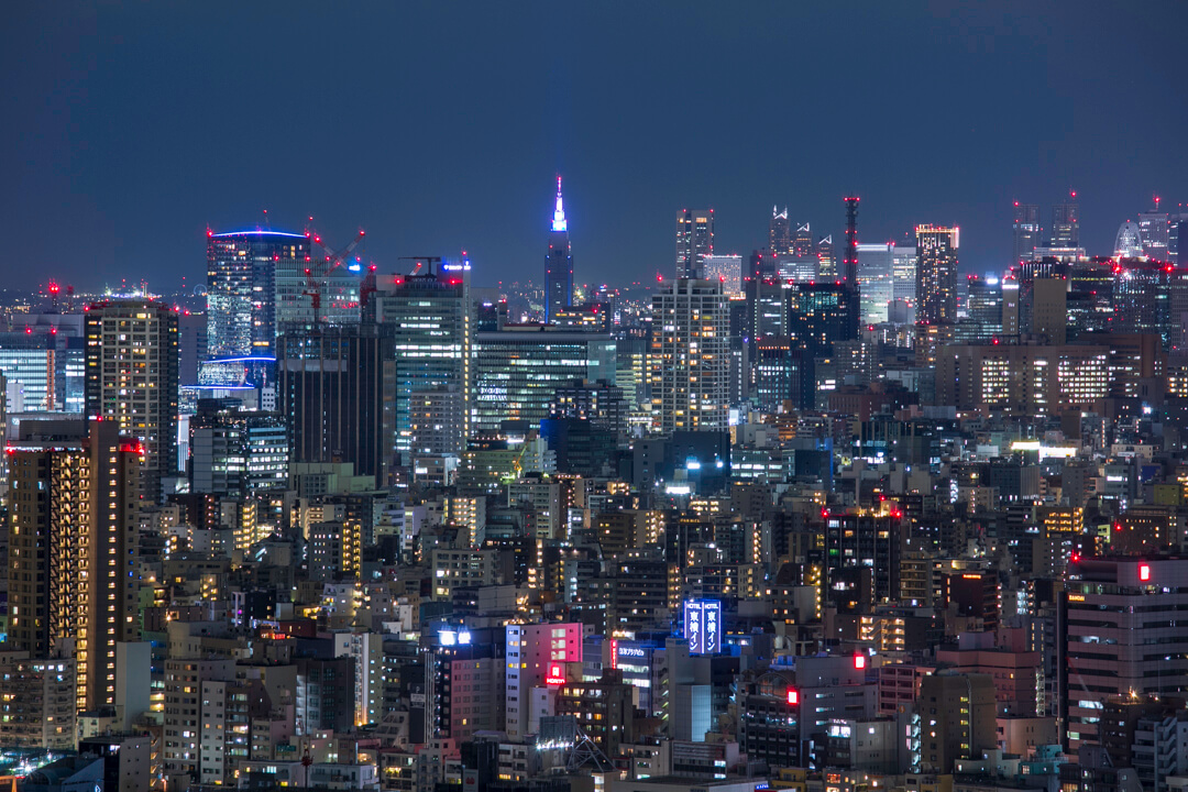 スカイツリーイーストタワー展望エリアから撮影した新宿の高層ビル群