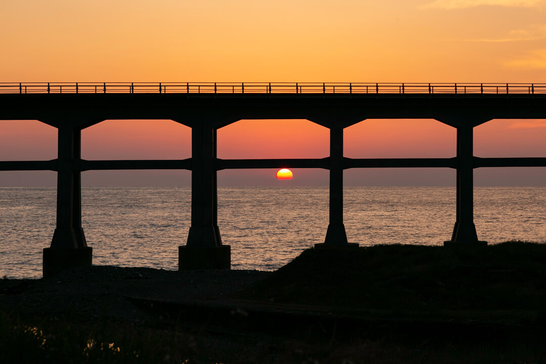 夕日と惣郷川橋梁の写真
