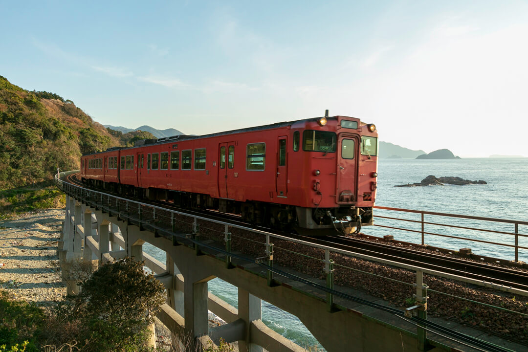 惣郷川橋梁を通過する列車の写真