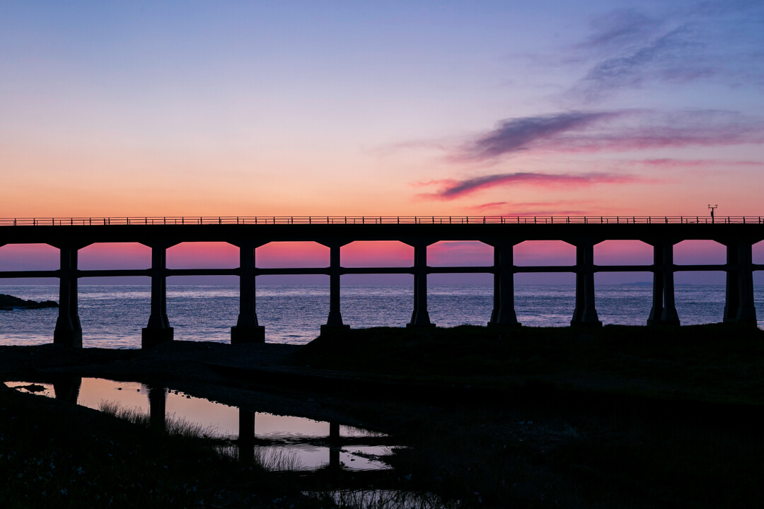 黄昏時の惣郷川橋梁のシルエット写真