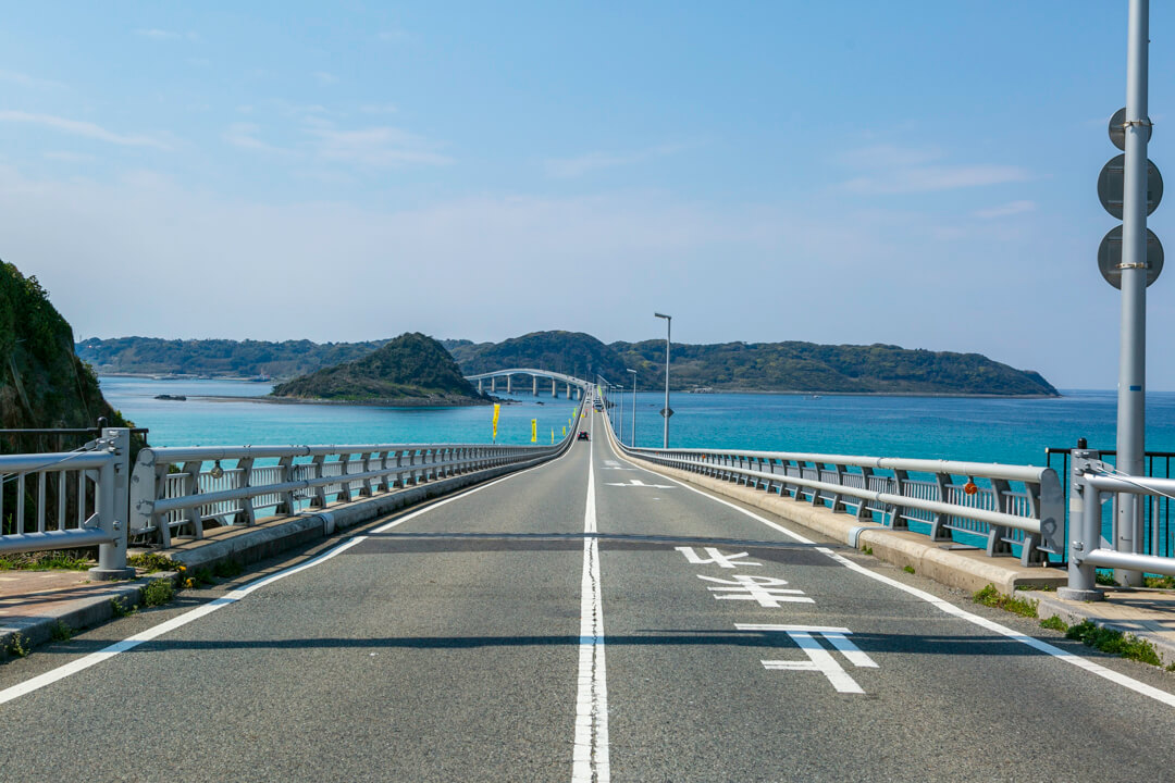  角島大橋とコバルトブルーの海の写真 