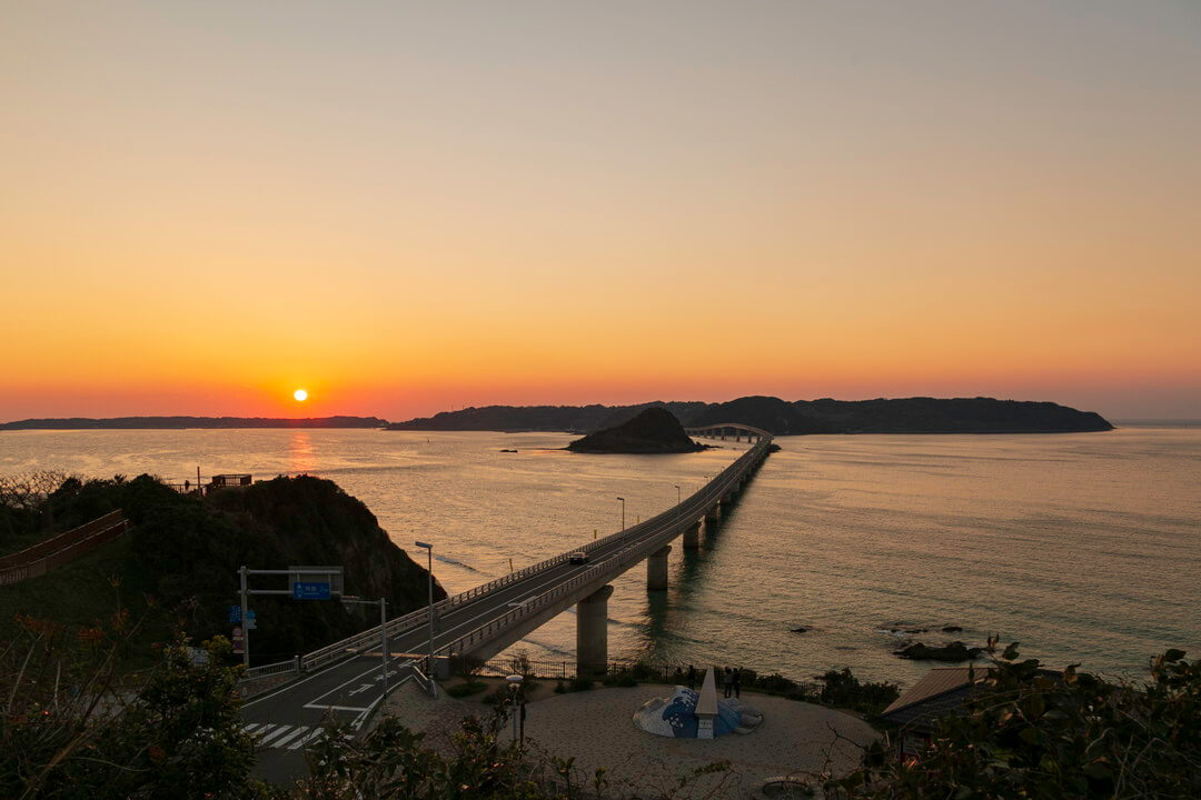 角島大橋と夕日の写真