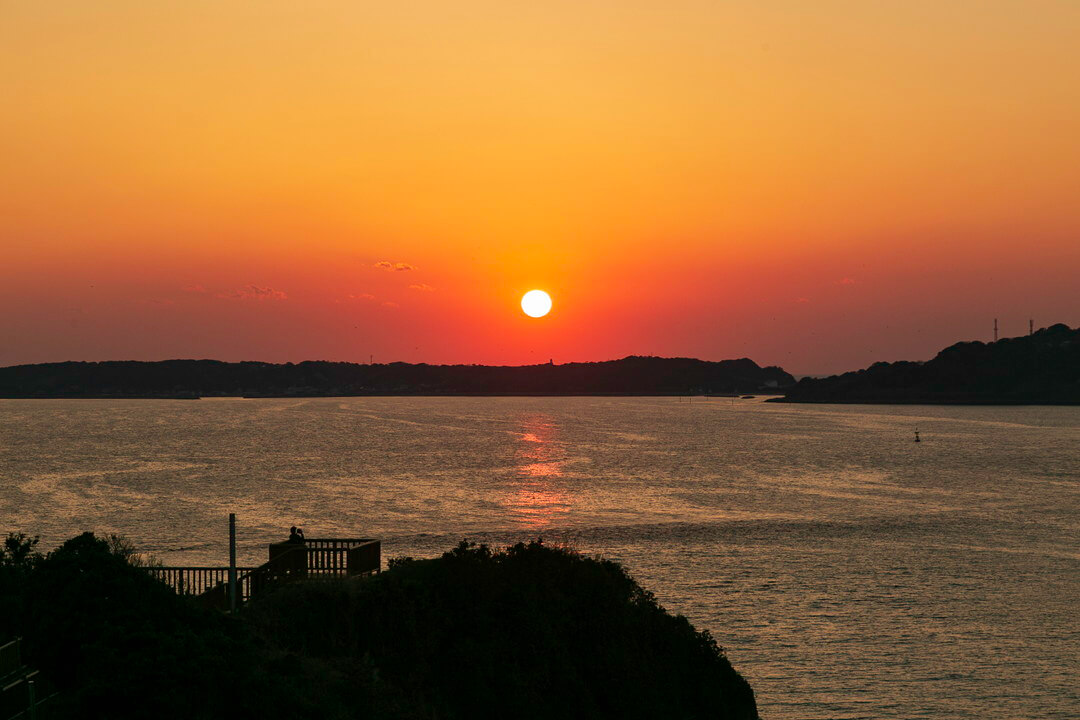 夕日と角島大橋の写真 