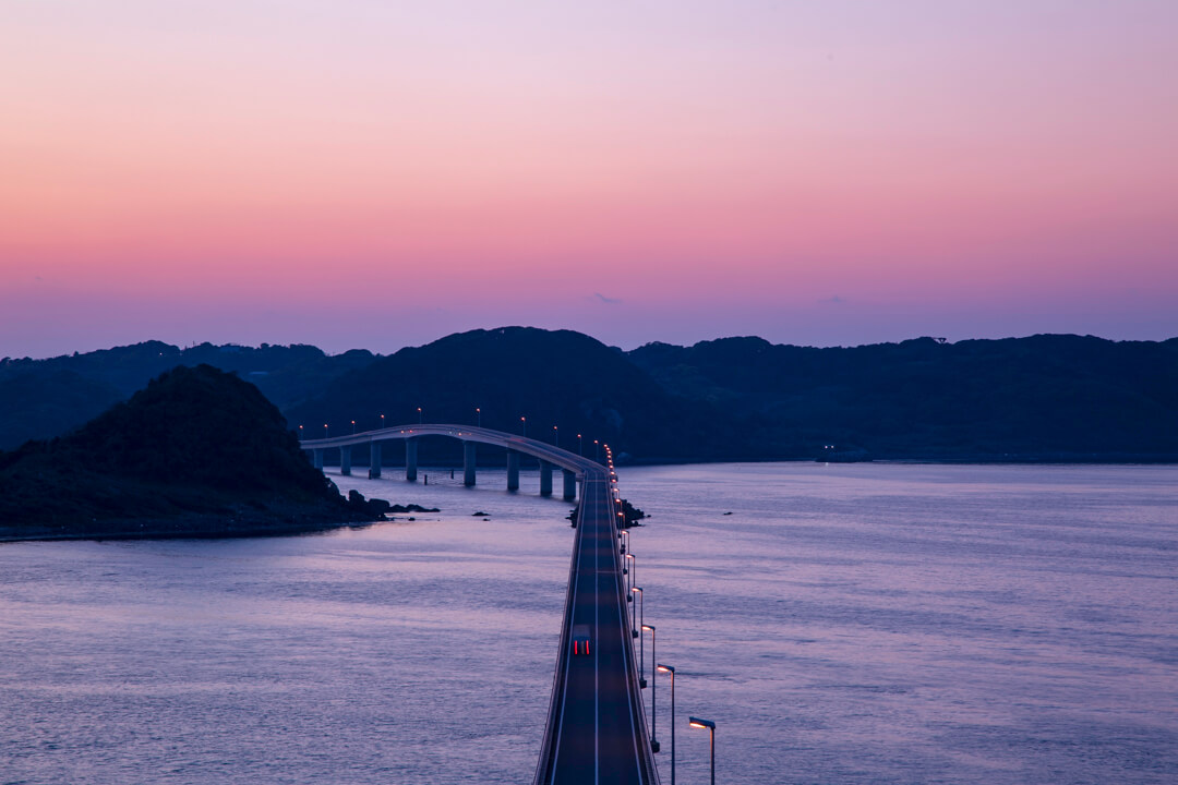トワイライトタイムの角島大橋の写真