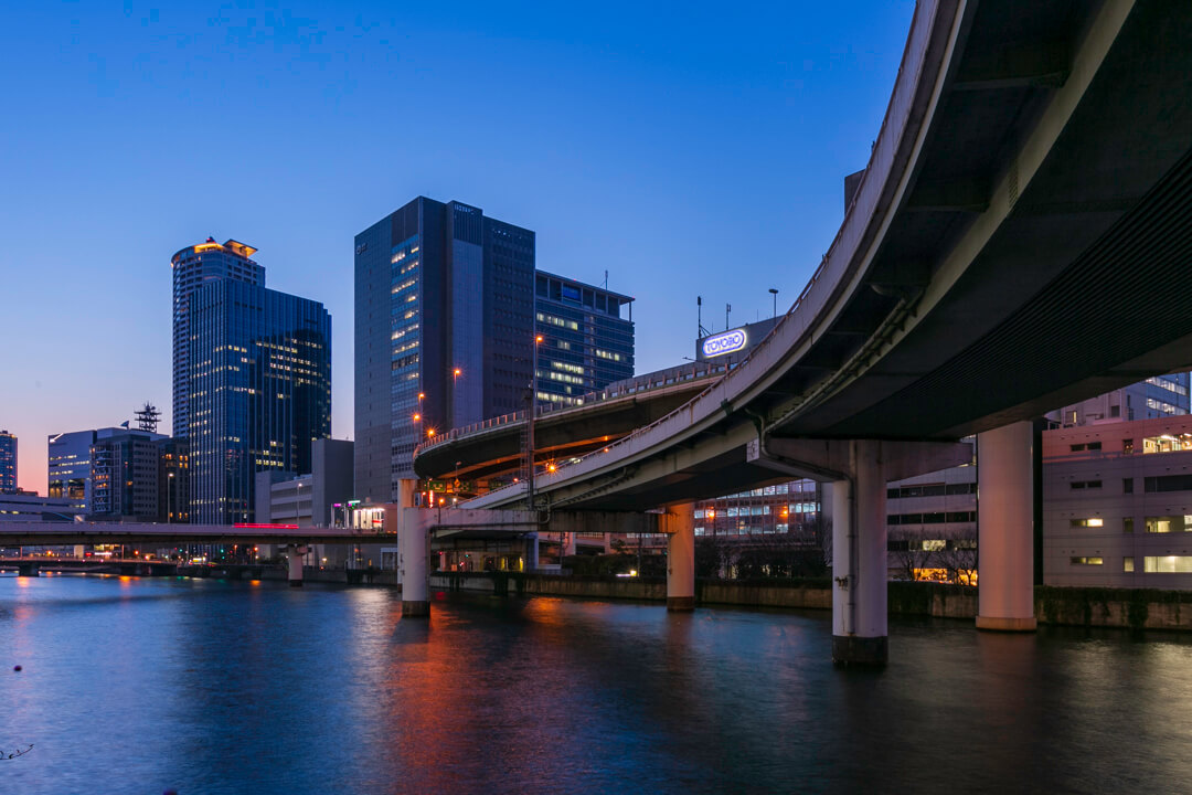 淀川橋の上から撮影したビル群の夜景