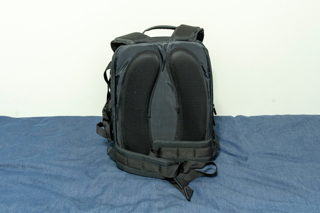 Amazonベーシックのカメラバッグ（22.8L）の背面の写真