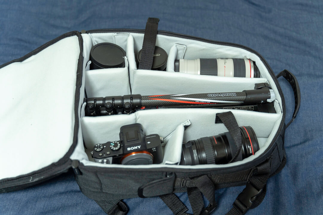 Amazonベーシックのカメラバッグ（22.8L）のメイン気室に撮影機材を収納している様子