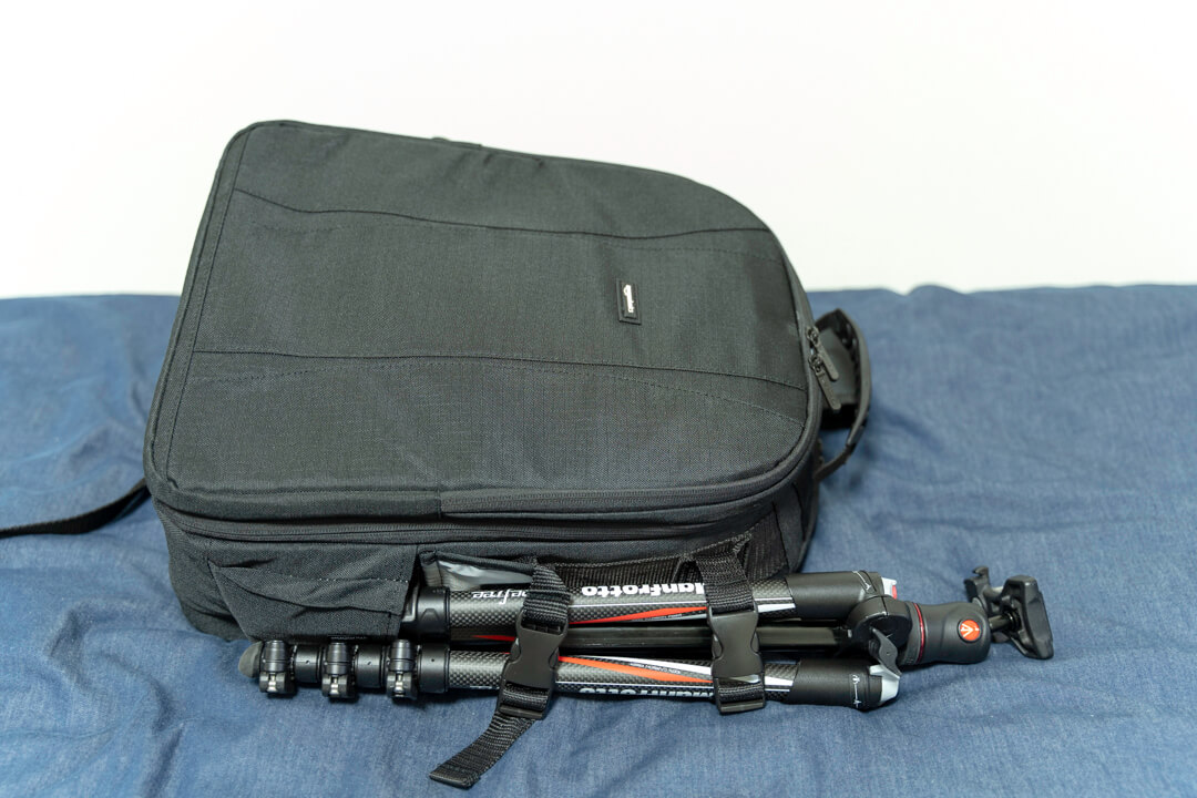 Amazonベーシックのカメラバッグ（22.8L）のサイドポケットの写真