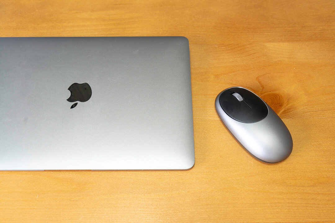 MacBookとsatechiのワイヤレスマウス「M1」を並べる写真