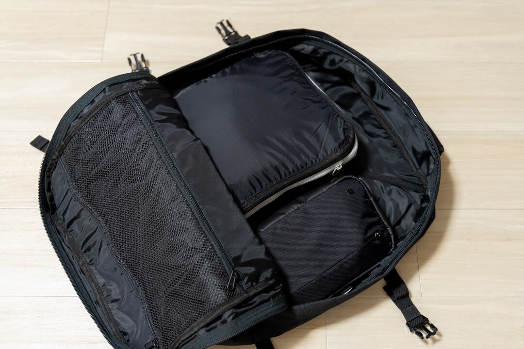 キャビンゼロに旅行用の圧縮袋を2つ収納している様子