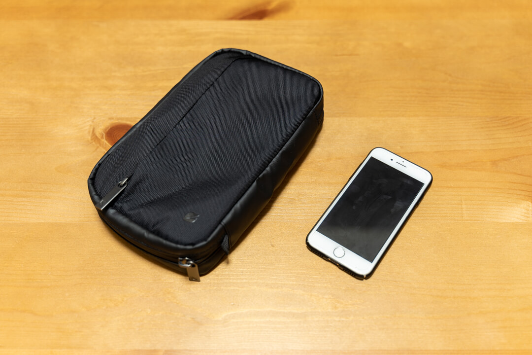 Incase（インケース） トラベルオーガナイザーの大きさをiPhoneと比較した写真