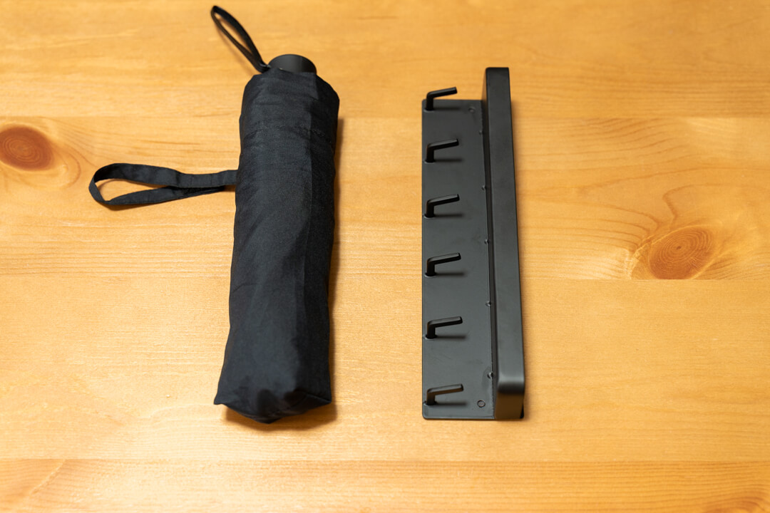 山崎実業 マグネットキーフック&トレイの大きさを折りたたみ傘と比較
