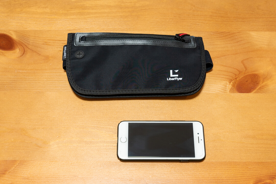 LiberFlyer（リバーフライヤー）セキュリポの大きさをiPhone比較している写真