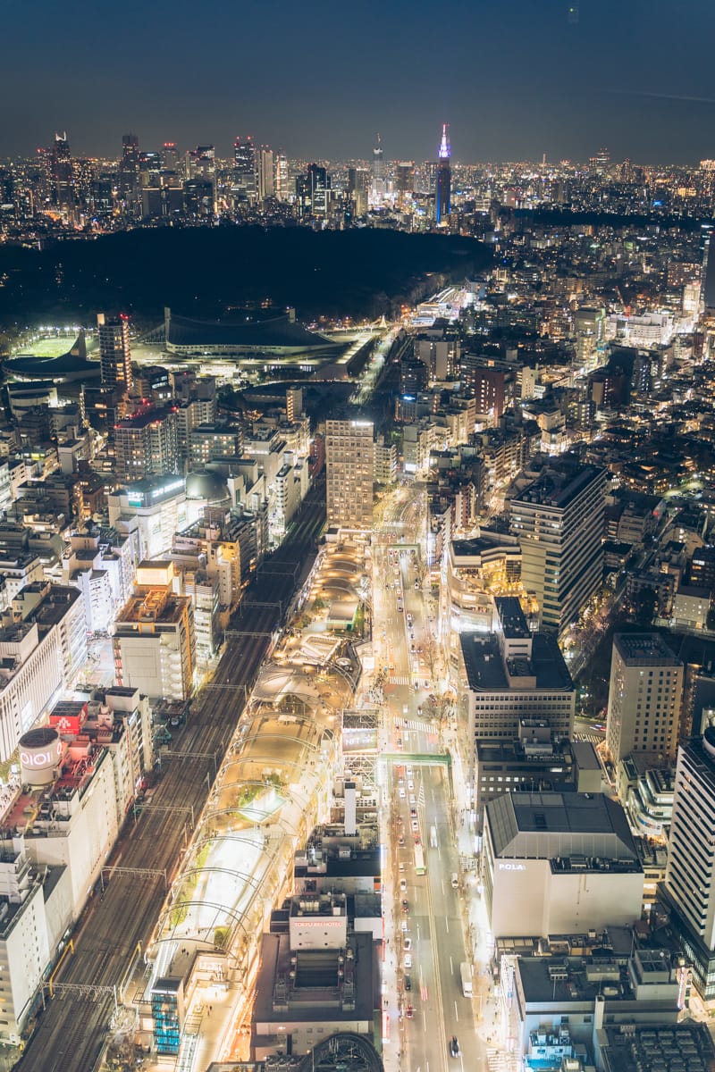 渋谷スクランブルスクエア展望台・渋谷スカイから撮影するRAYARD MIYASHITA PARKと明治通りの夜景