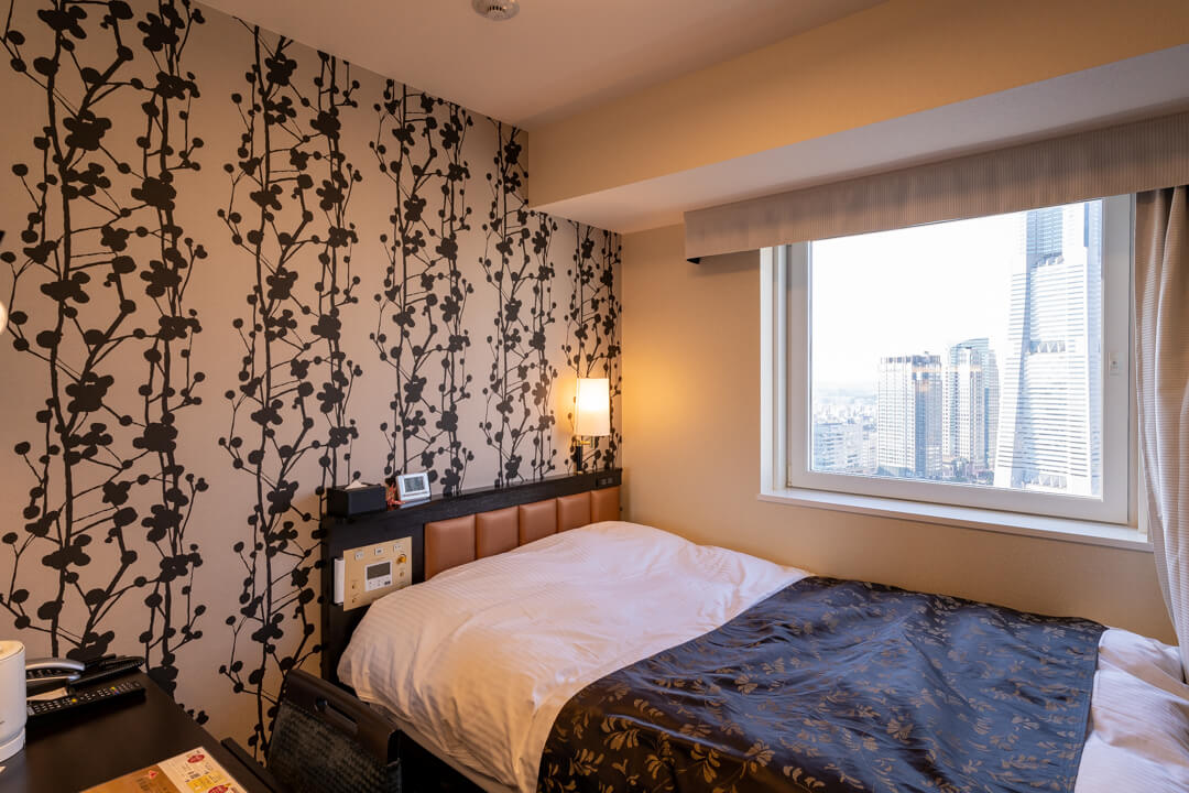 APAホテル横浜ベイタワーのシングルベッド客室の様子