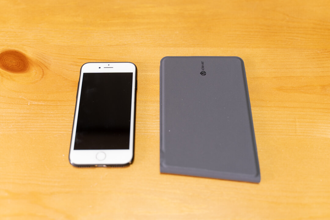 iClever IC-BK06のとなりにiPhoneをおいて大きさを比較する様子