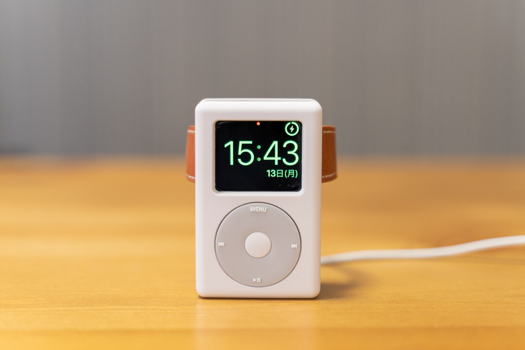 elagoのW6 stand for apple watchで充電する様子