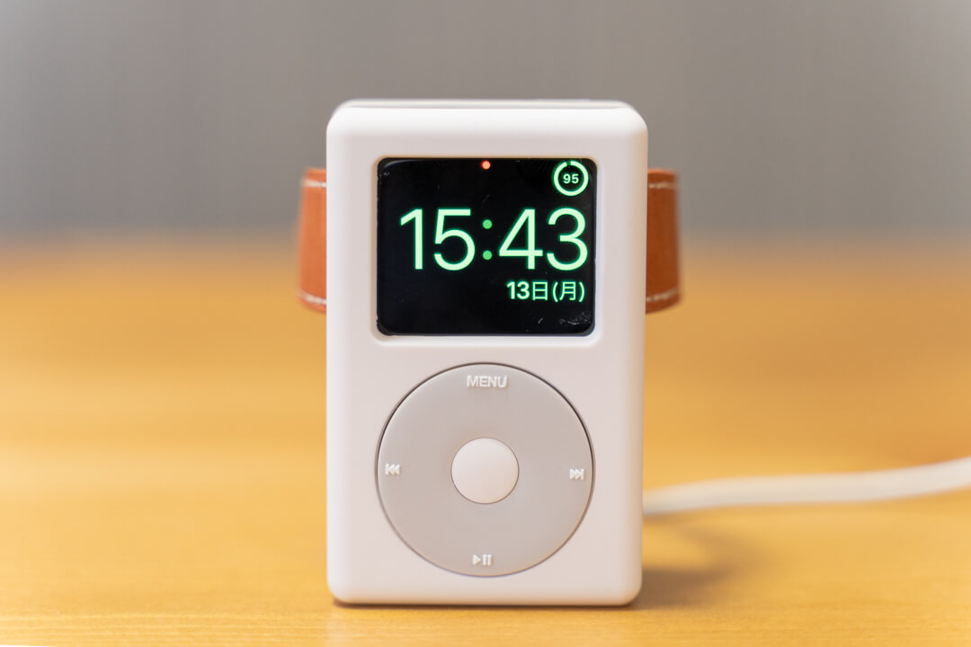 elagoのW6 stand for apple watchで充電する様子