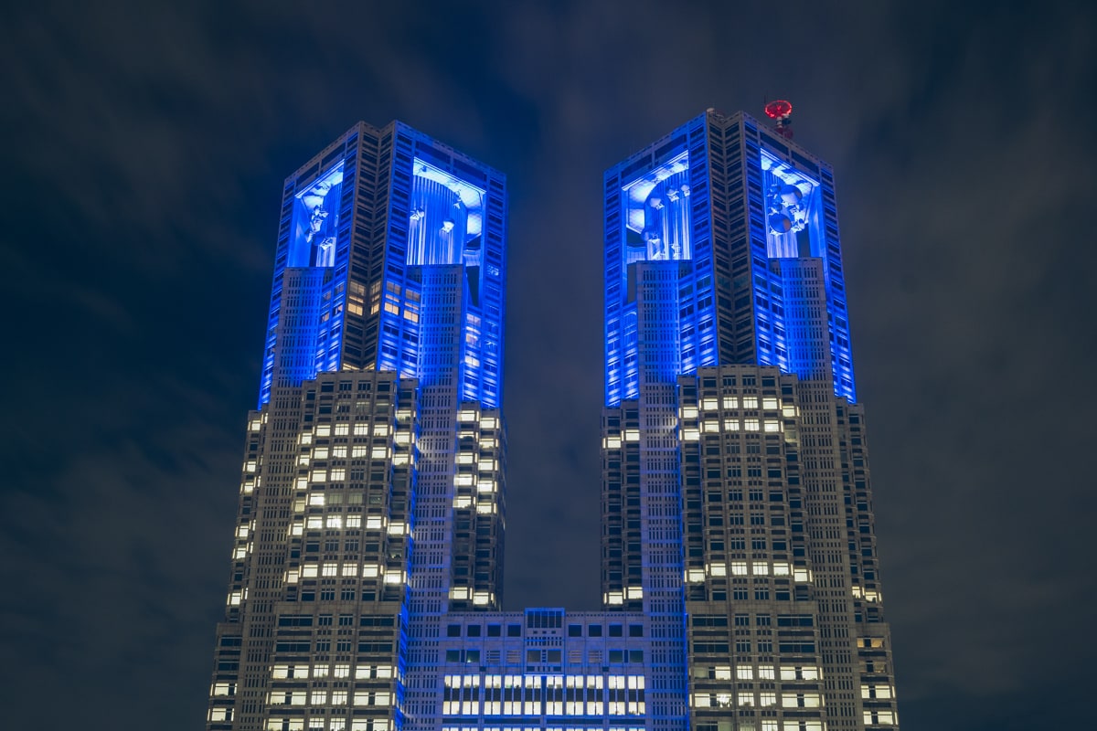 青くライトアップされる都庁第一庁舎を京王プラザホテルから撮影
