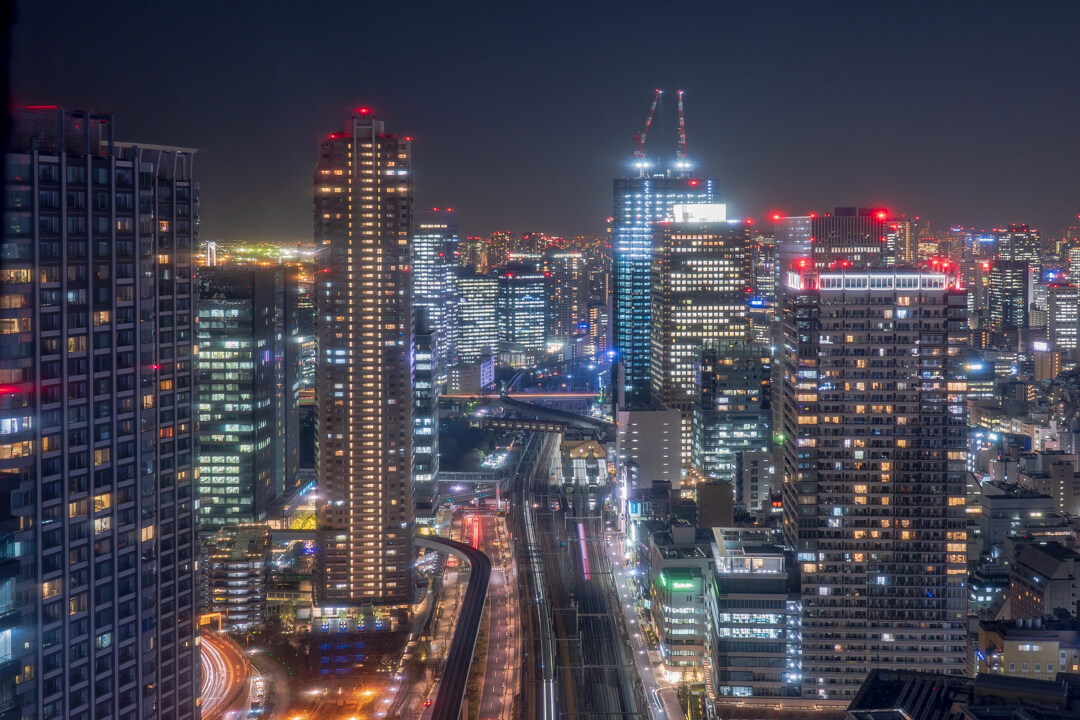 パークホテル東京から眺める浜松町駅周辺の高層ビル群の夜景
