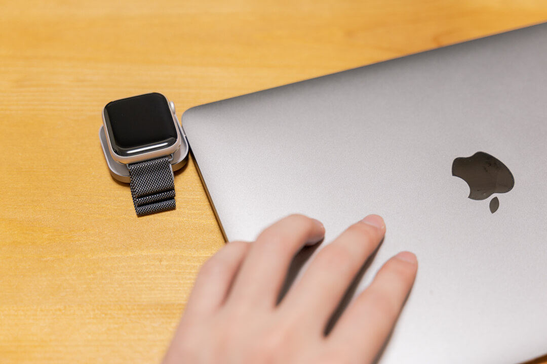 Satechi USB-C Apple Watch 充電ドックをMacBookに挿した様子