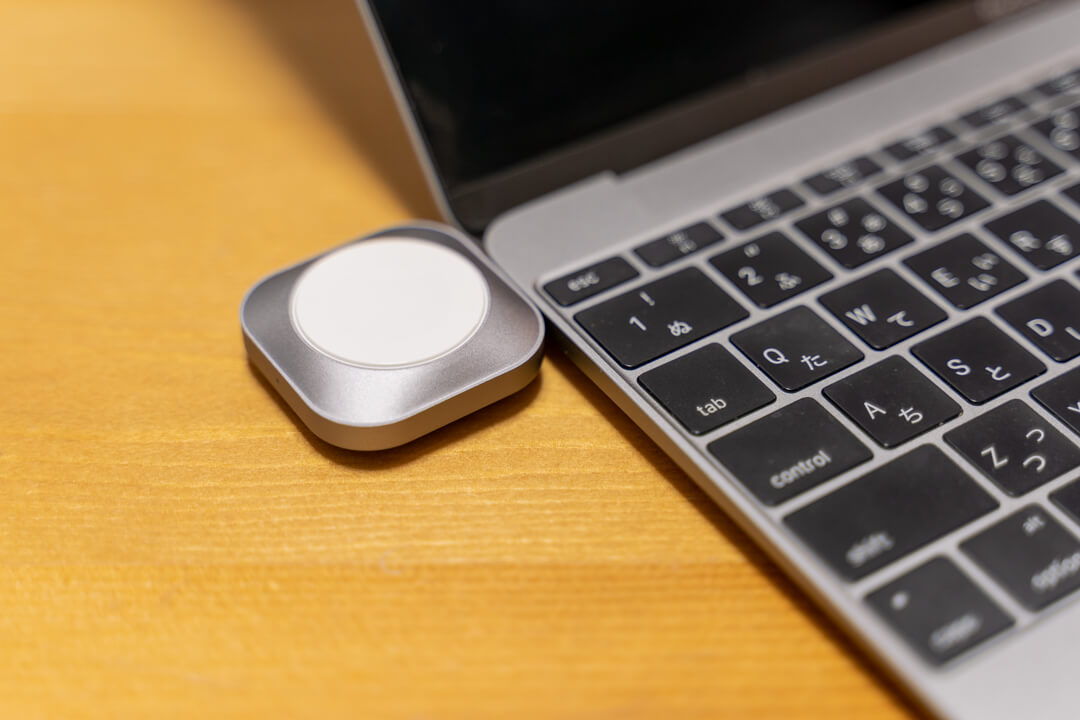 Satechi USB-C Apple Watch 充電ドックをMacBookに挿した様子