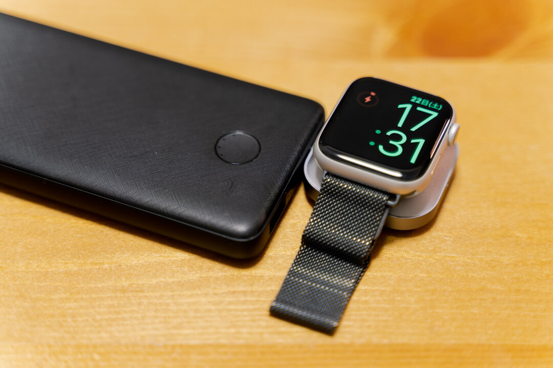 Satechi USB-C Apple Watch 充電ドックをモバイルバッテリーに挿した様子
