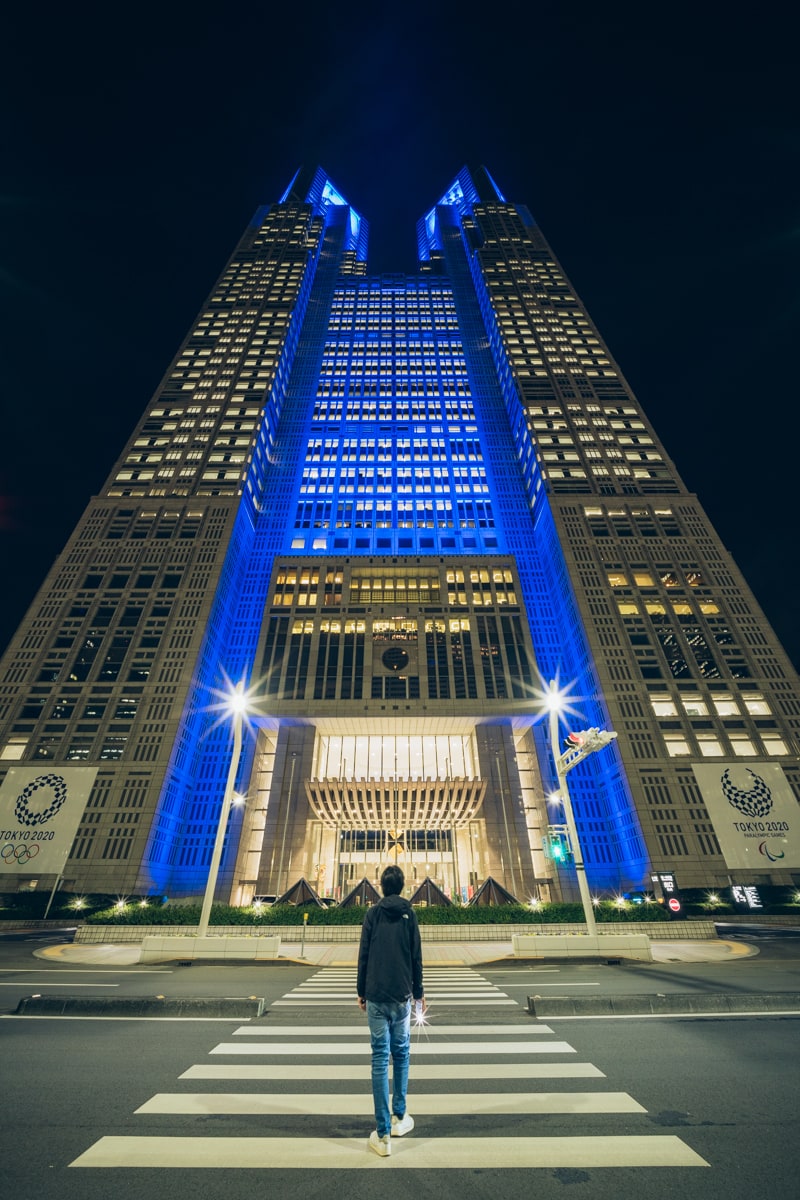 青くライトアップされる都庁第一庁舎を見上げた写真