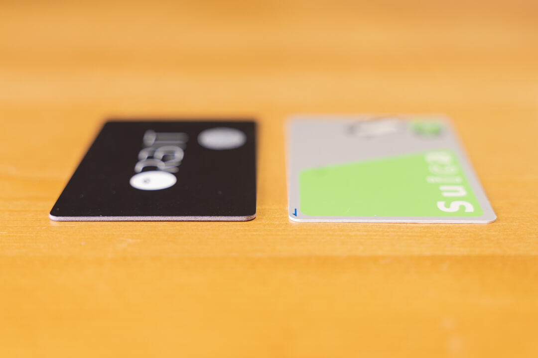 FINDORBIT Orbit Cardの大きさをクレジットカードと比較している様子
