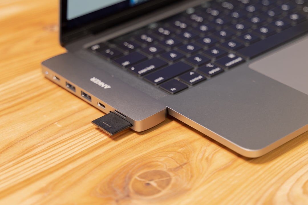 nker PowerExpand Direct 7-in-2 USB-C PD メディアハブにSDカードを挿入する様子