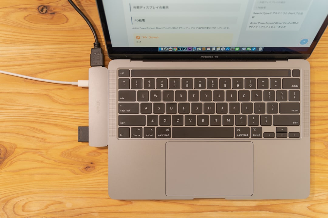 Anker PowerExpand Direct 7-in-2 USB-C PD メディアハブをMacBookにつなげて作業する様子