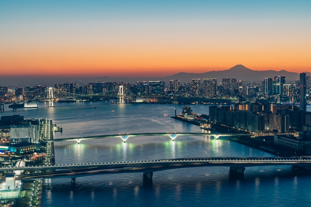 三井ガーデンホテル豊洲ベイサイドクロスから撮影した富士山とレインボーブリッジ