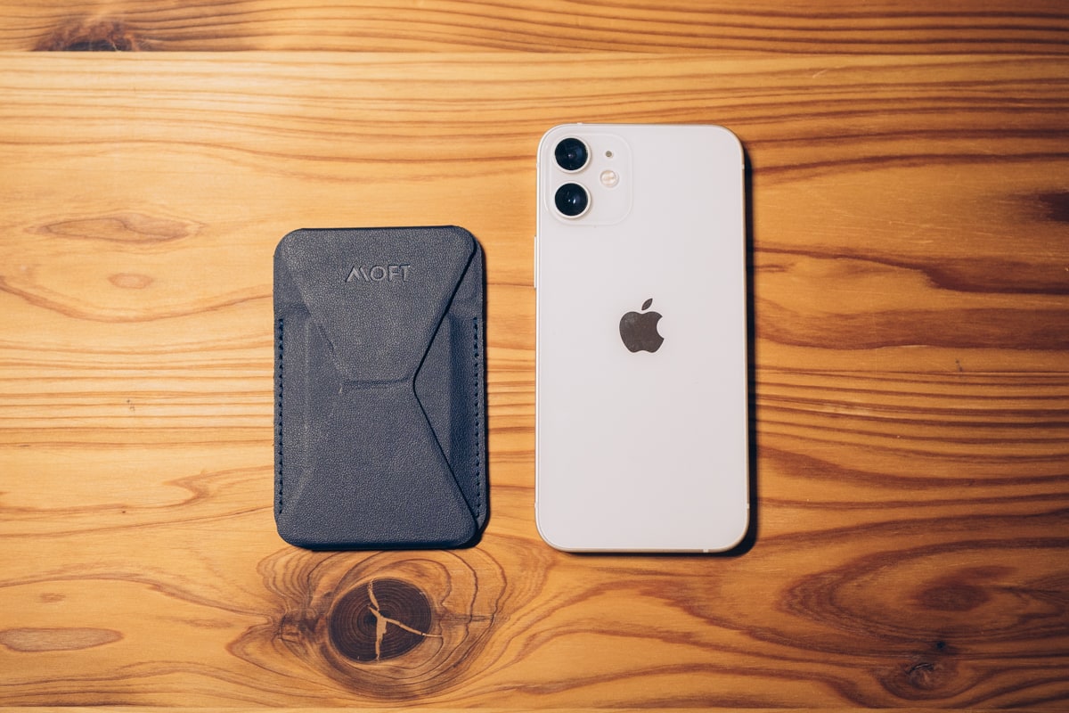 iPhone12 miniとmoftの大きさを比較する写真