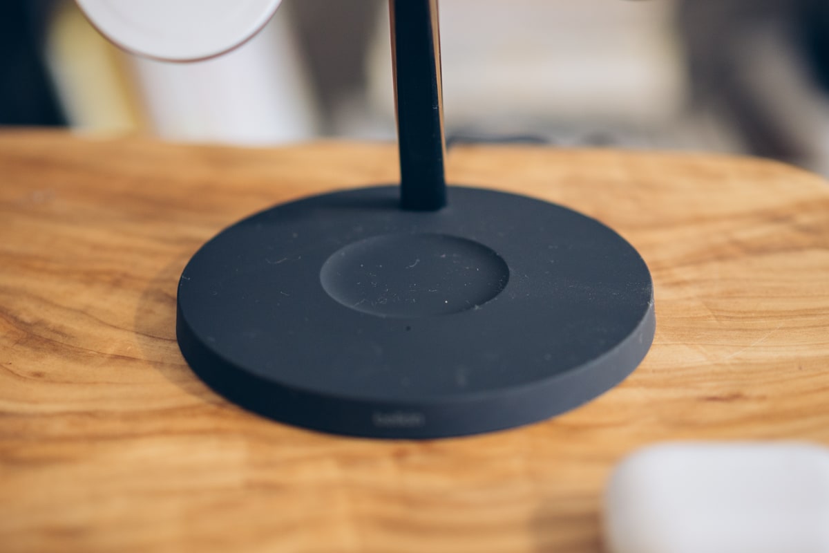 Belkin BOOST↑CHARGE PRO 3-in-1 Wireless Charger with MagSafeでAirPodsを充電する様子