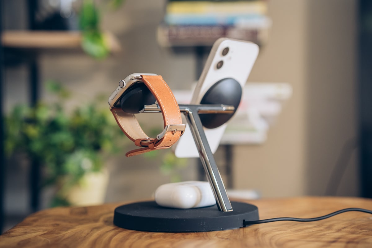 Belkin BOOST↑CHARGE PRO 3-in-1 Wireless Charger with MagSafeでApple Watchを充電する様子