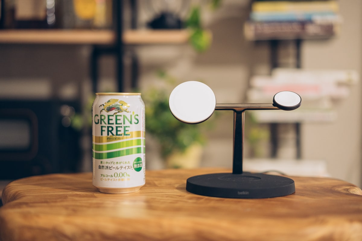 Belkin BOOST↑CHARGE PRO 3-in-1 Wireless Charger with MagSafeの大きさを缶と比較する様子’