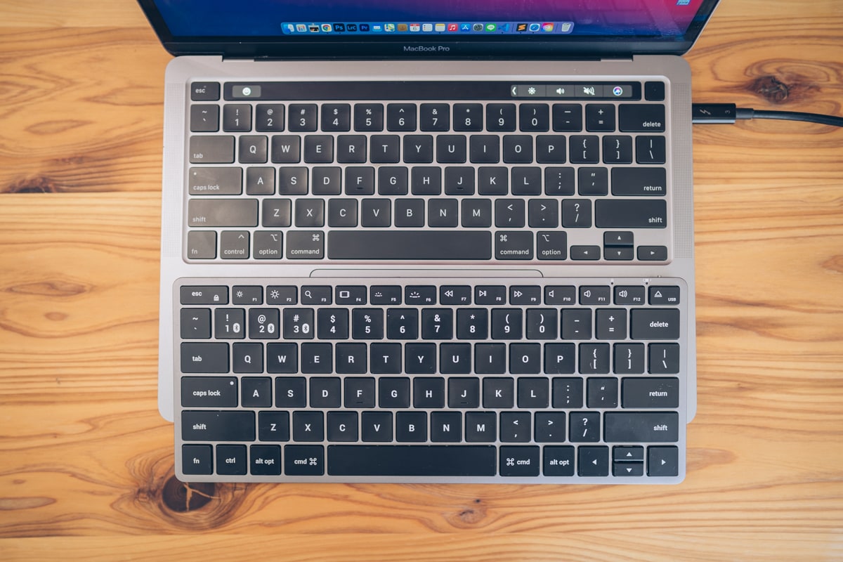 Slim X1 Bluetooth Backlit KeyboardとMacBookProのキーボードを比較した写真