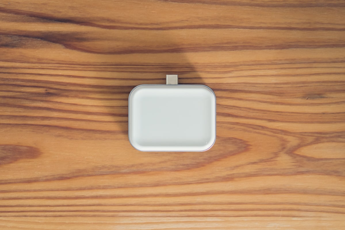 Satechi USB-C Watch AirPods Chargerの商品本体 / AirPods側