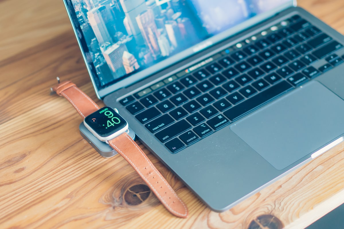 Satechi USB-C Watch AirPods ChargerでApple Watchを充電する様子