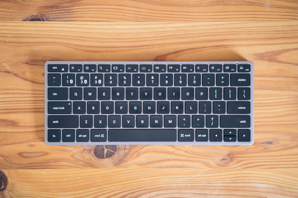 MX keysとSatechi Slim X1 Bluetooth Backlit Keyboardを横から撮影した写真