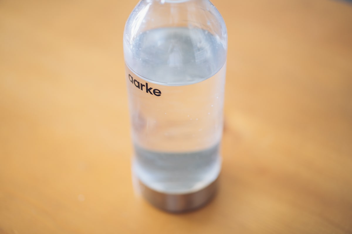 aarke（アールケ）Carbonator IIの専用ボトルに冷えた水を入れる様子